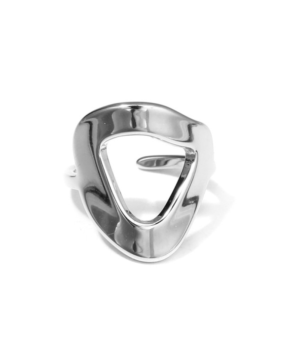 Anillo plateado geométrico escultural