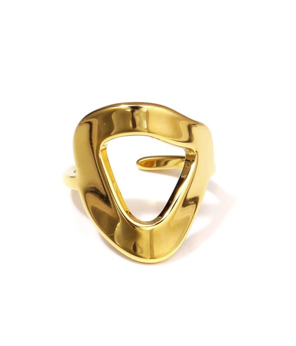 Anillo dorado geométrico escultural
