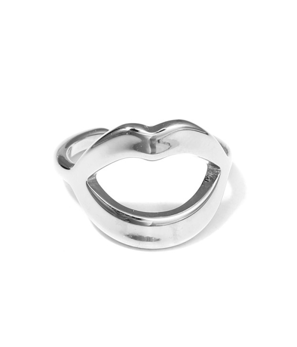 Anillo plateado con diseño de labios