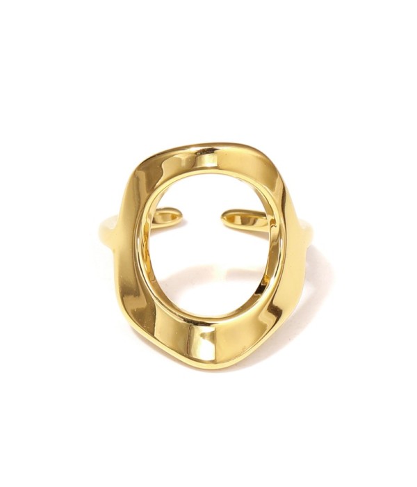 Anillo dorado con marco ovalado