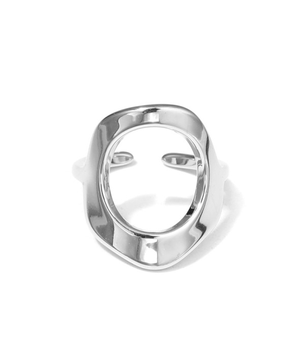 Anillo plateado con marco ovalado