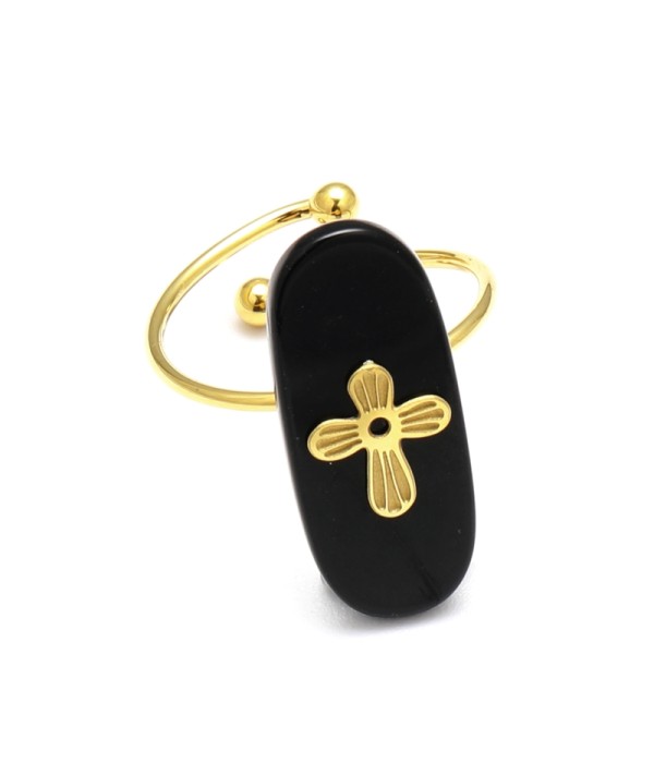 Anillo abierto dorado con detalle cruz y piedra rectangular redondeada