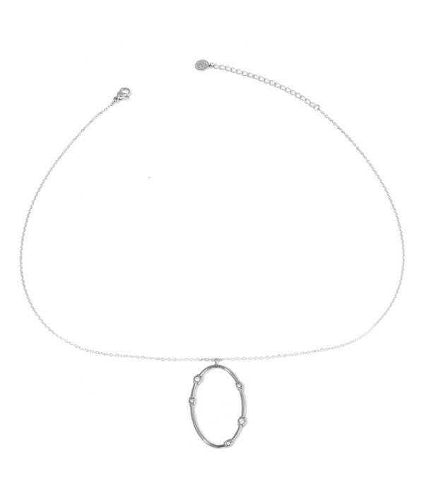 Collar plateado con colgante ovalado y circonitas