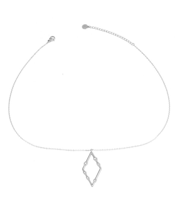Collar plateado con colgante de rombo y circonitas