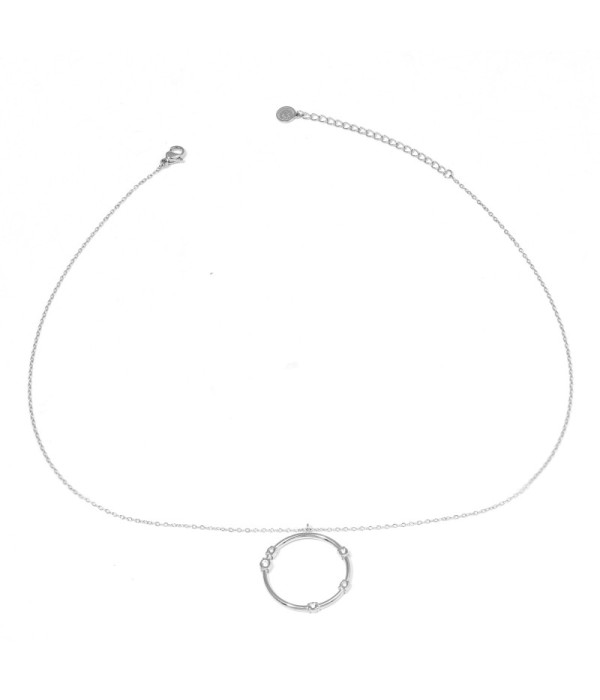Collar plateado con colgante circular y circonitas