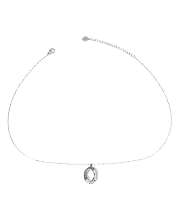 Collar plateado con colgante ovalado calado