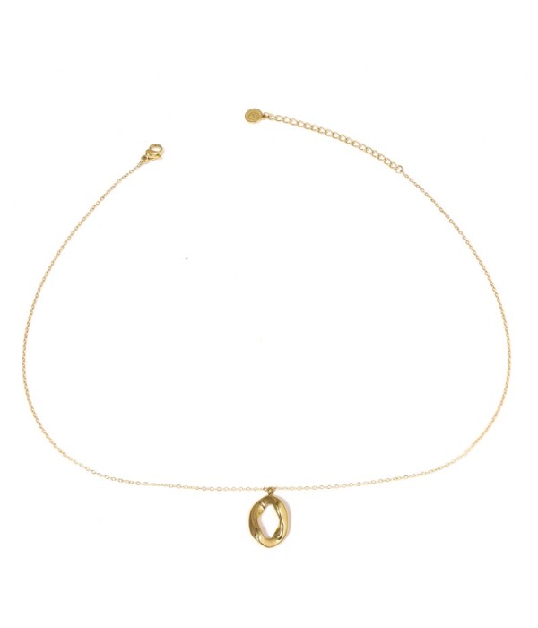 Collar dorado con colgante ovalado calado