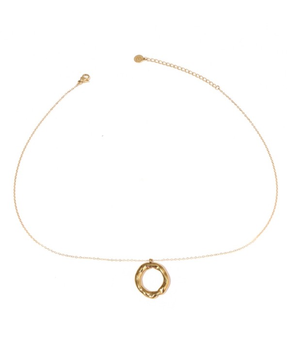 Collar dorado con colgante orgánico irregular