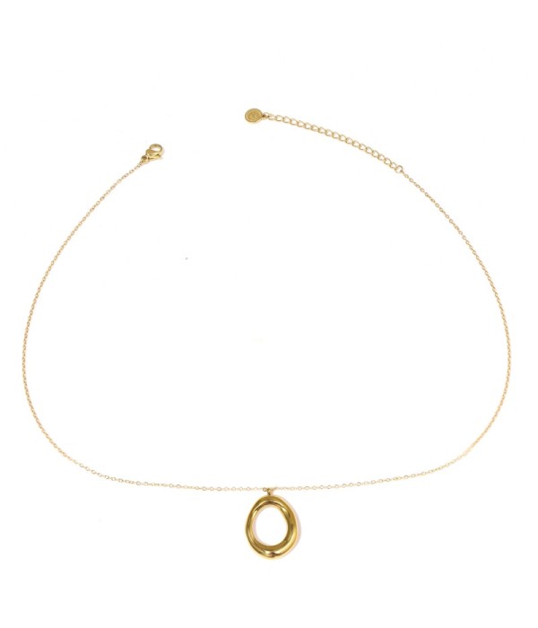 Collar dorado con círculo irregular