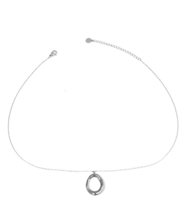 Collar plateado con círculo irregular
