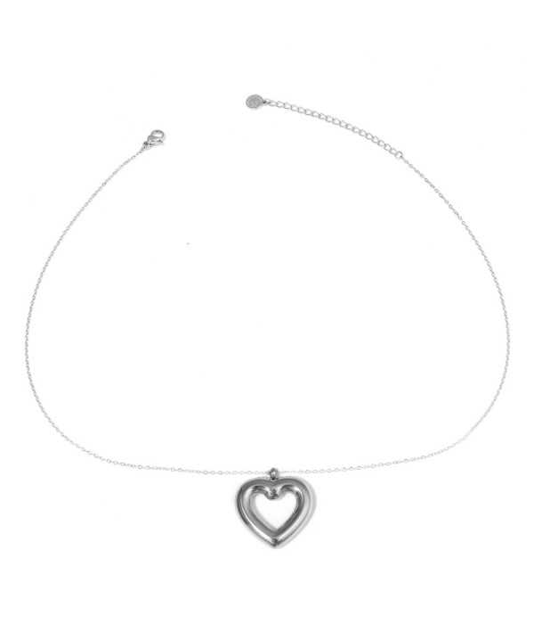 Collar plateado con colgante de corazón calado