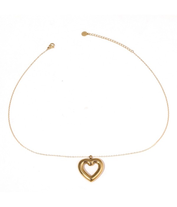 Collar dorado con colgante de corazón calado