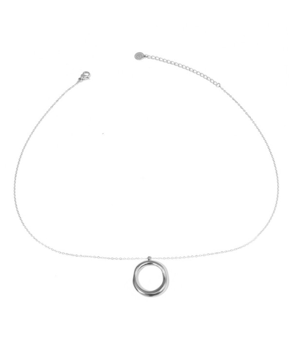Collar plateado con colgante circular calado