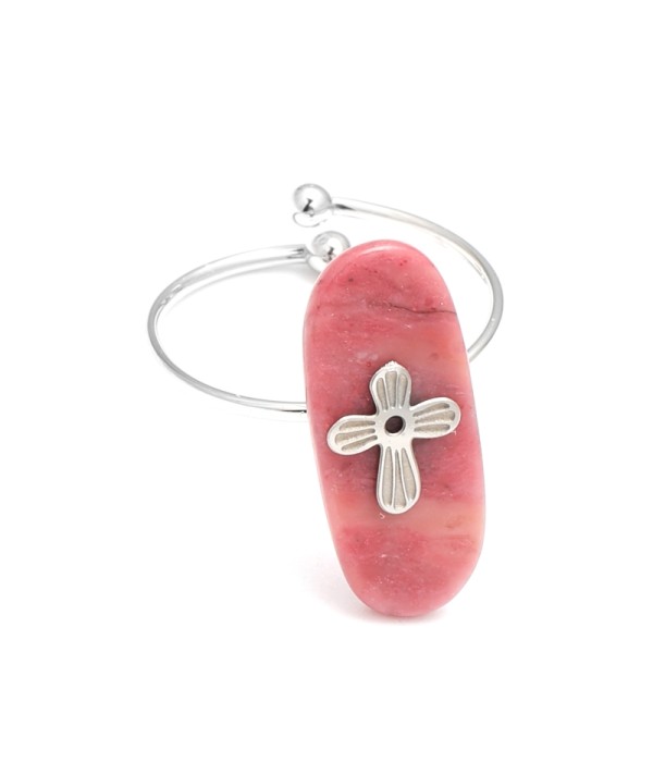 Anillo abierto plateado con detalle cruz y piedra rectangular redondeada