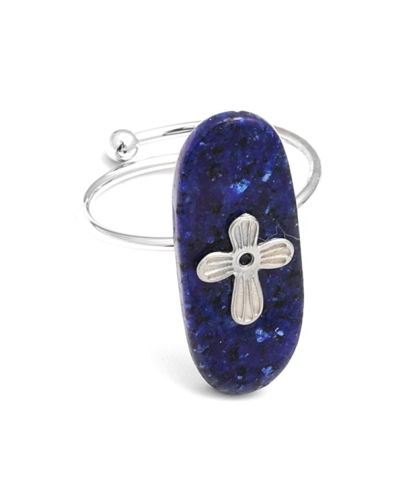 Anillo abierto plateado con detalle cruz y piedra rectangular redondeada