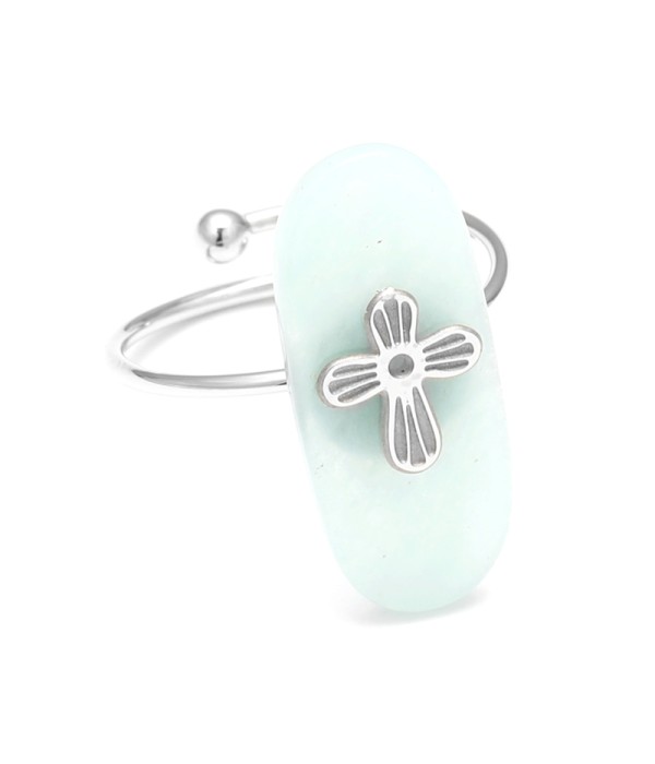 Anillo abierto plateado con detalle cruz y piedra rectangular redondeada