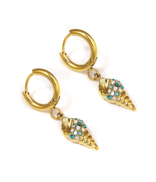 Pendientes dorados de aro con colgante de caracola y circonitas