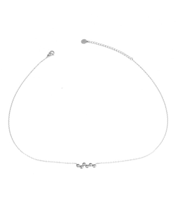 Collar plateado con varios círculos