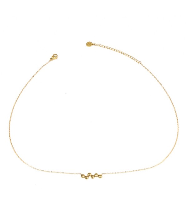 Collar dorado con varios círculos