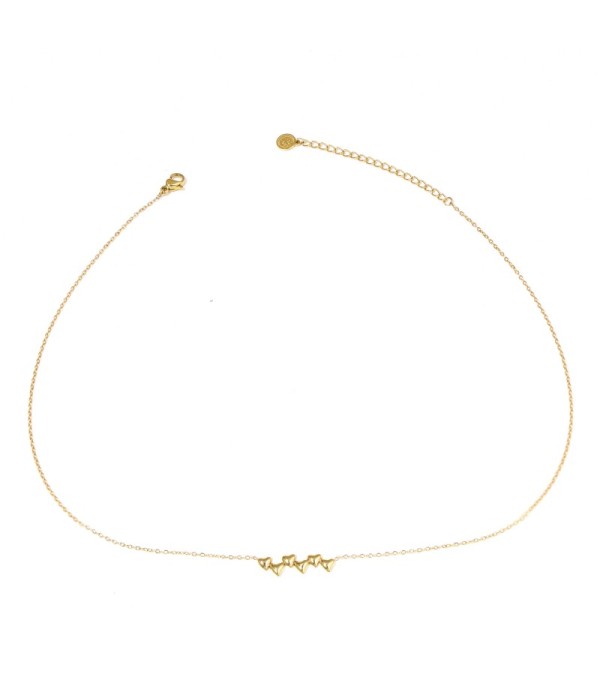 Collar dorado con varios corazones