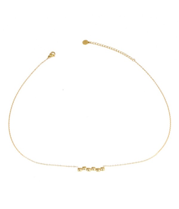 Collar dorado con varios cuadrados