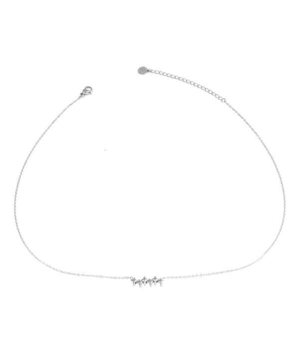 Collar plateado con varias estrellas de cuatro puntas
