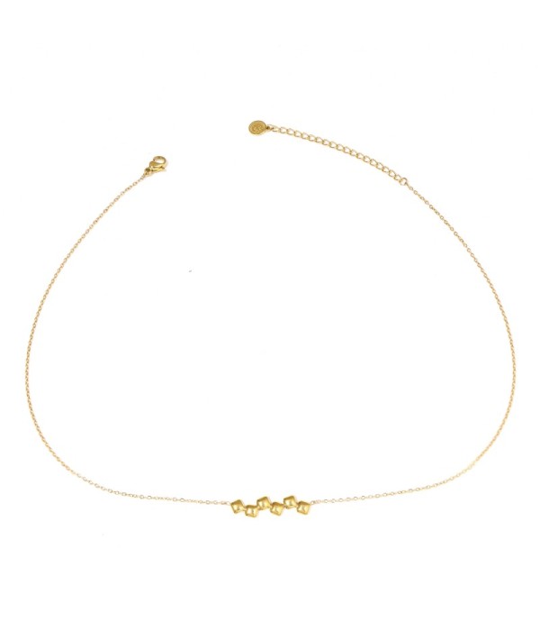 Collar dorado con varios cuadrados