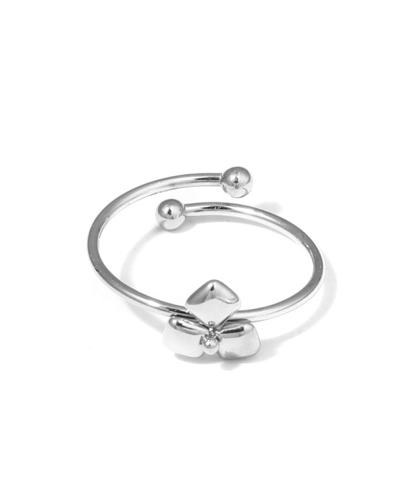 Anillo plateado con tres cuadrados