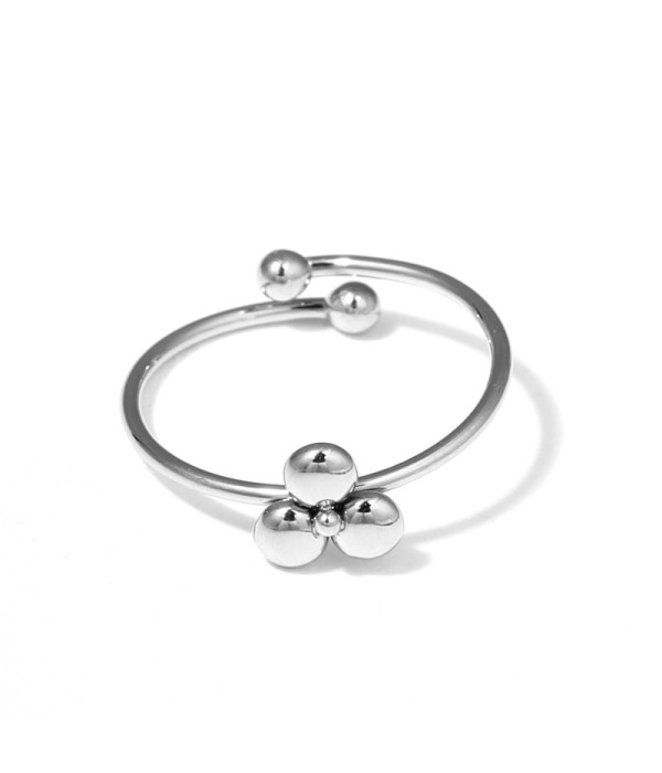 Anillo plateado con tres círculos