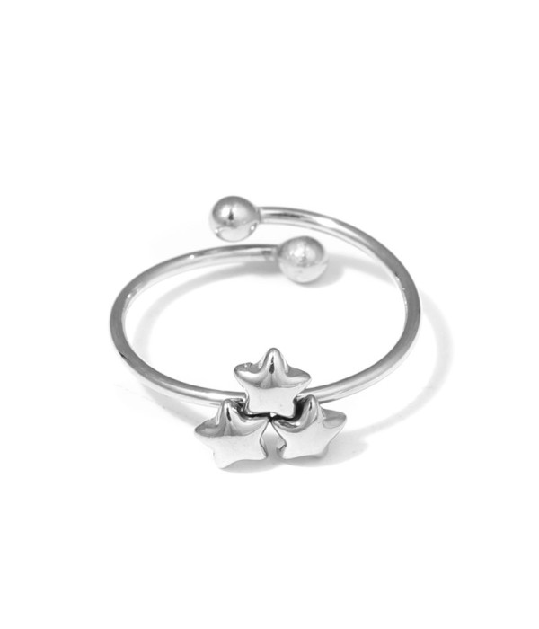 Anillo plateado con tres estrellas