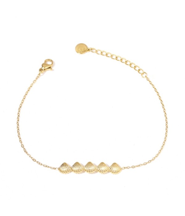 Pulsera dorada con concha