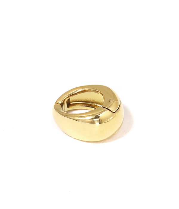 Clip de oreja dorado con forma de aro