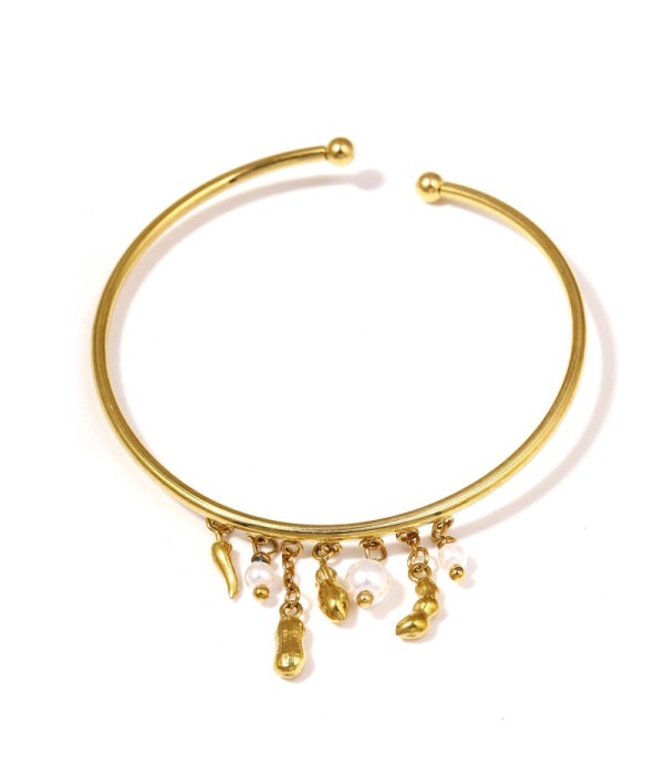 Pulsera rígida dorada con varios colgantes y perlas