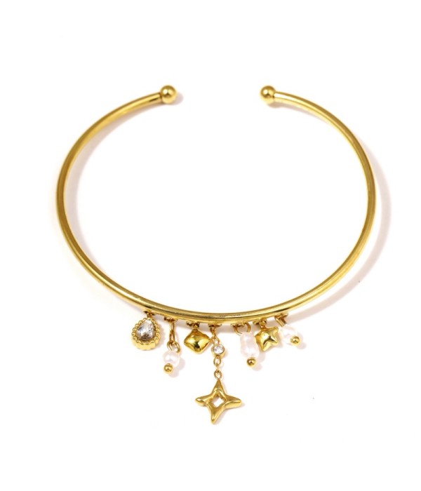 Pulsera rígida dorada con varios colgantes y perlas