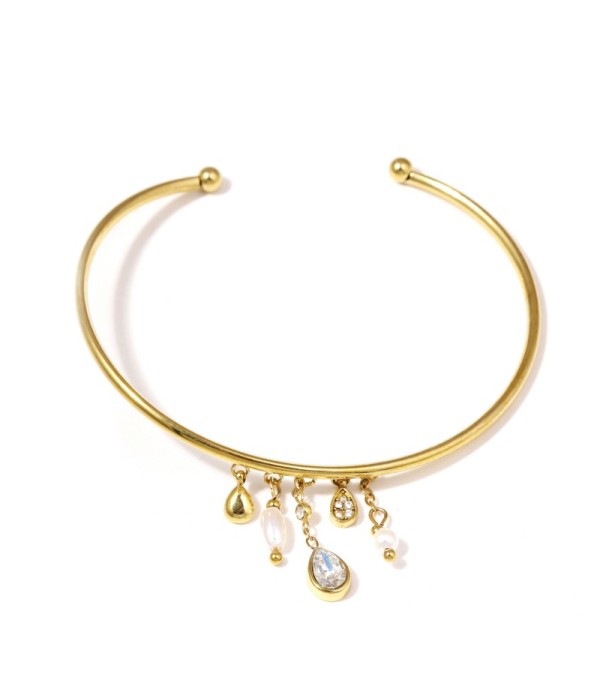 Pulsera rígida dorada con varios colgantes y perlas