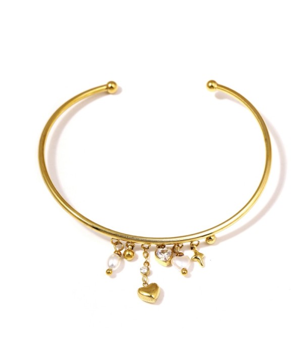 Pulsera rígida dorada con varios colgantes y perlas