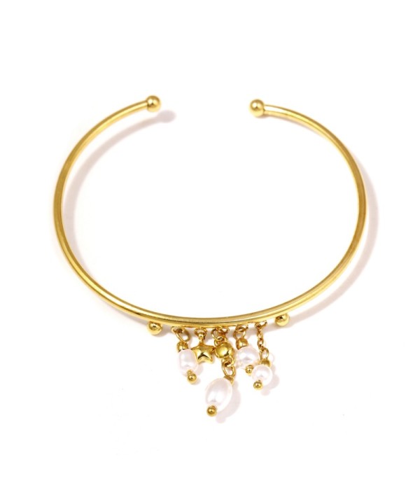 Pulsera rígida dorada con varios colgantes y perlas