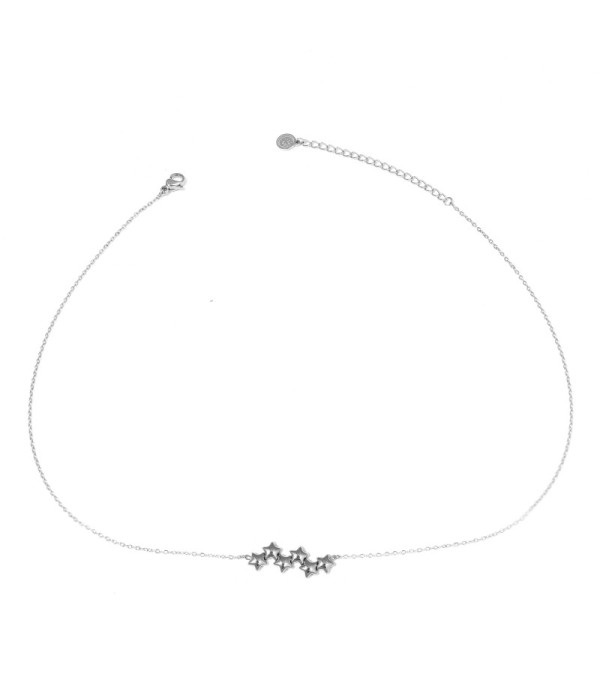 Collar plateado con varias estrellas