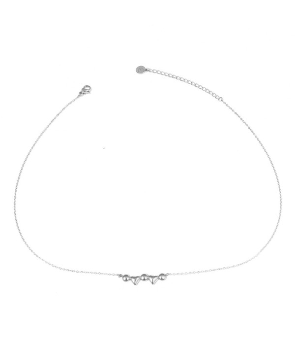 Collar plateado con círculos y corazones