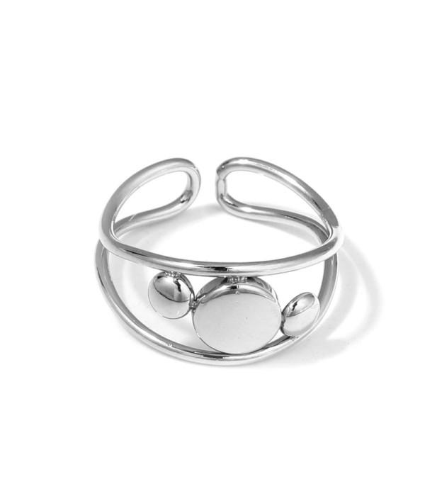 Anillo plateado con círculos