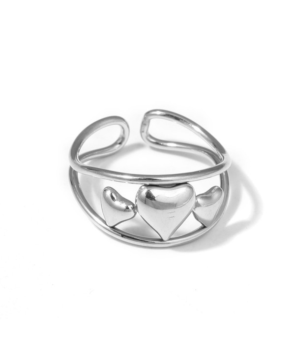 Anillo plateado con corazones