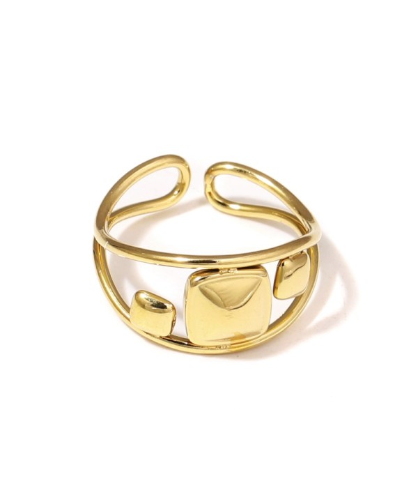 Anillo dorado con corazones
