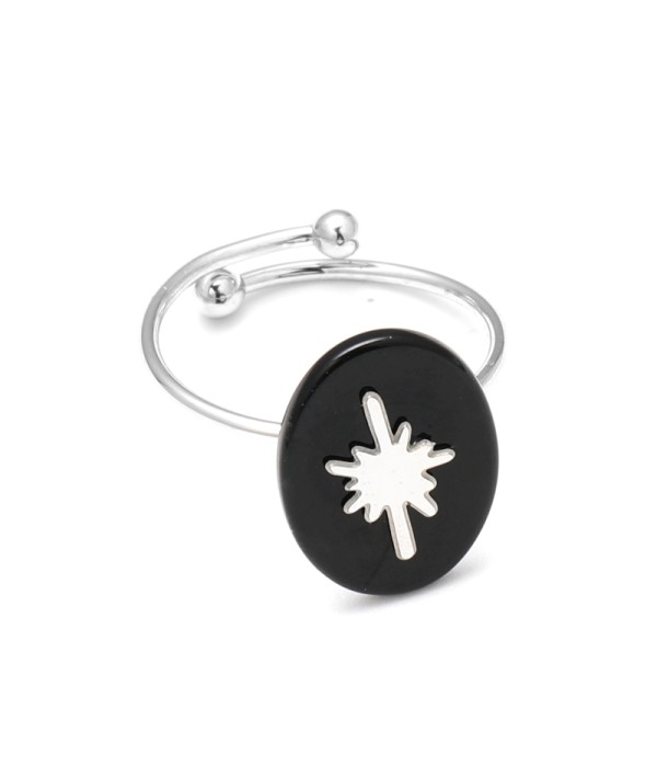 Anillo abierto plateado con detalle estrella y piedra ovalada