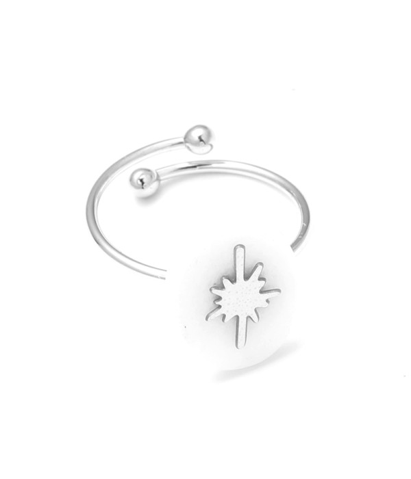 Anillo abierto plateado con detalle estrella y piedra ovalada