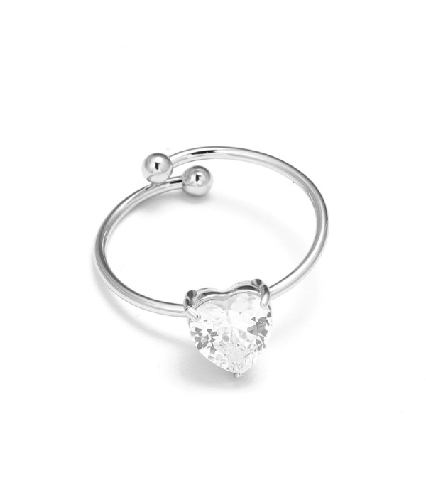 Anillo plateado con piedra cental corte corazón