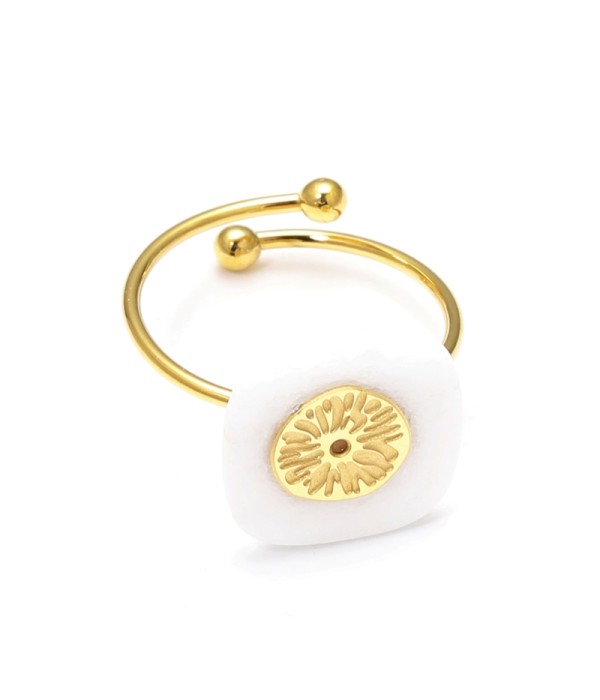 Anillo abierto dorado con detalle circulo y piedra cuadrada