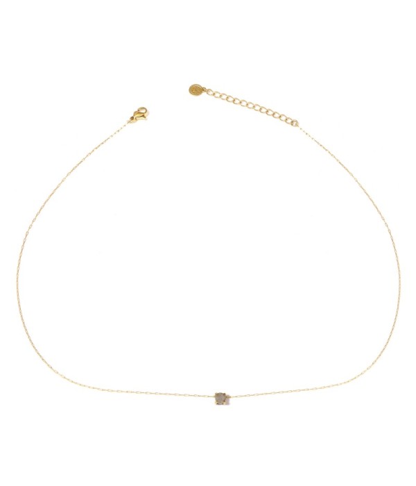 Collar dorado con colgante cuadrado de piedra