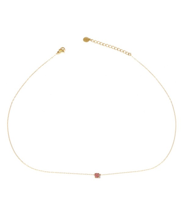 Collar dorado con colgante cuadrado de piedra