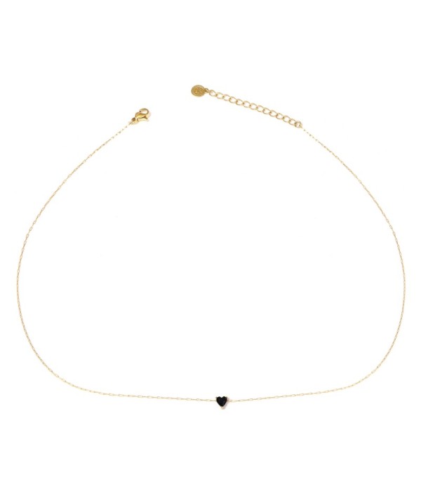 Collar dorado con colgante de corazón de piedra