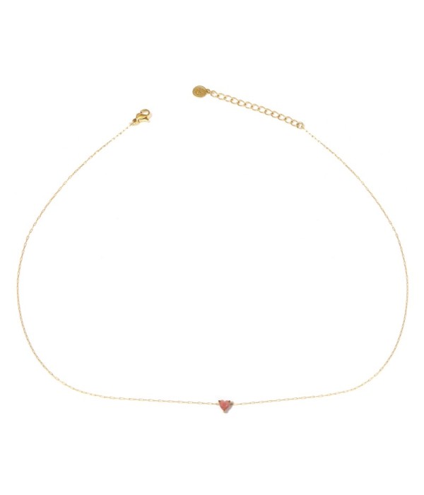 Collar dorado con colgante de corazón de piedra